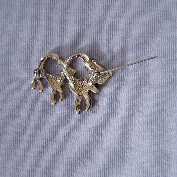 Pretty, cat/kitten brooch, green faceted glass eyes & clear glass jewel on bow - Picture 5 of 6